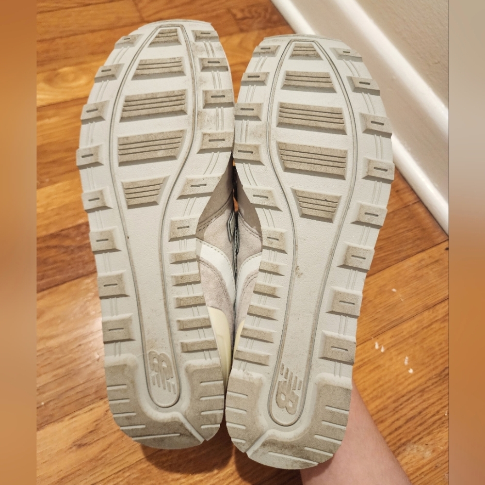 New Balance Women's Beige 696 Sneakers, size 10 - Picture 4 of 4